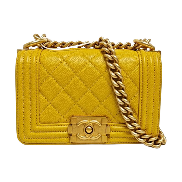 BOY CHANEL Piel de becerro graneada acolchada amarilla