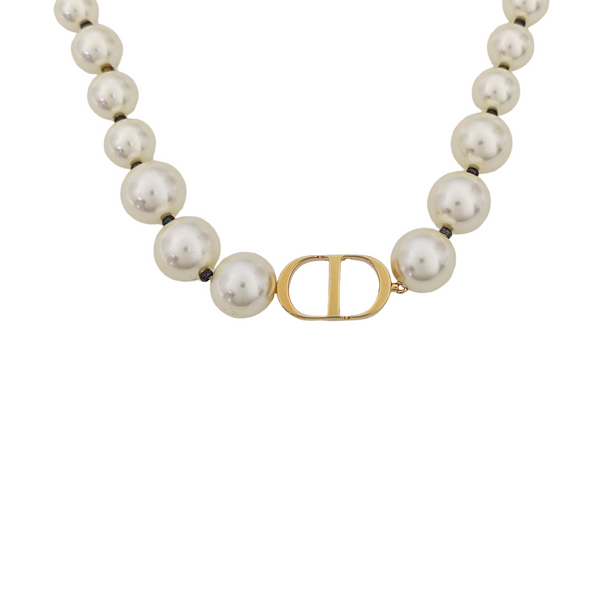 30 Montaigne Metal White Necklace