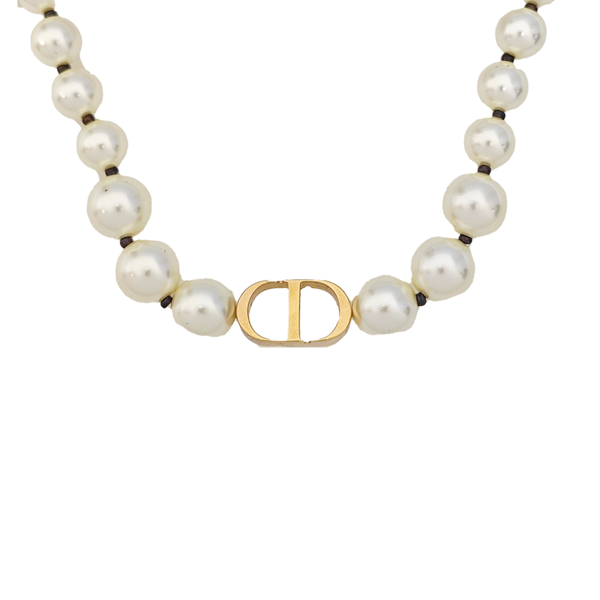 30 Montaigne Metal White Necklace
