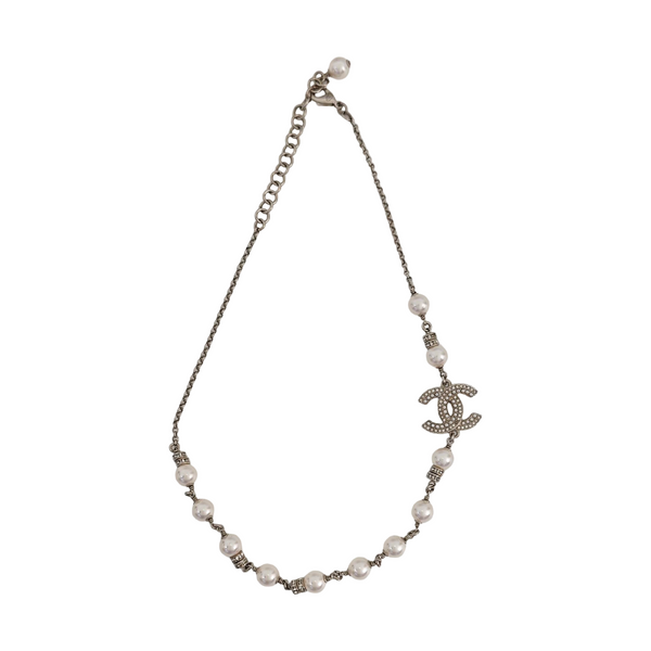 Collar de plata de metal