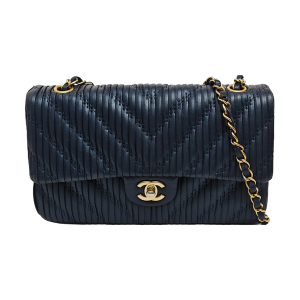 Authenticated pre-owned CLASSIC FLAP Medium Chevron, Quilted Lambskin Blue - Crossbody Bag at Looply