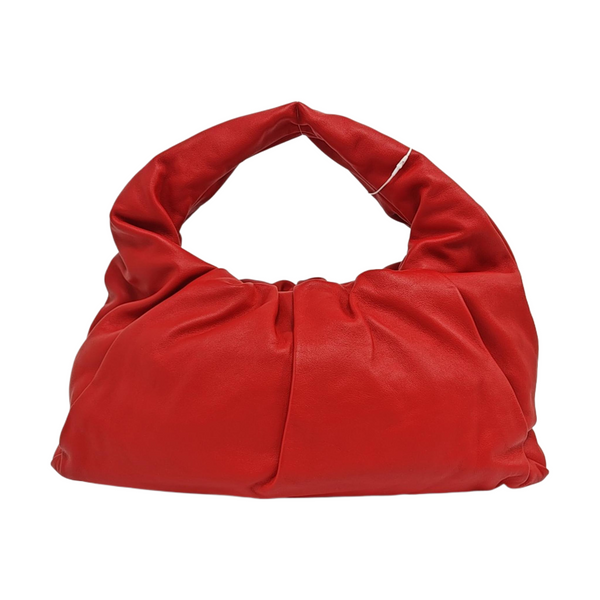 El bolso de mano de piel de becerro rojo
