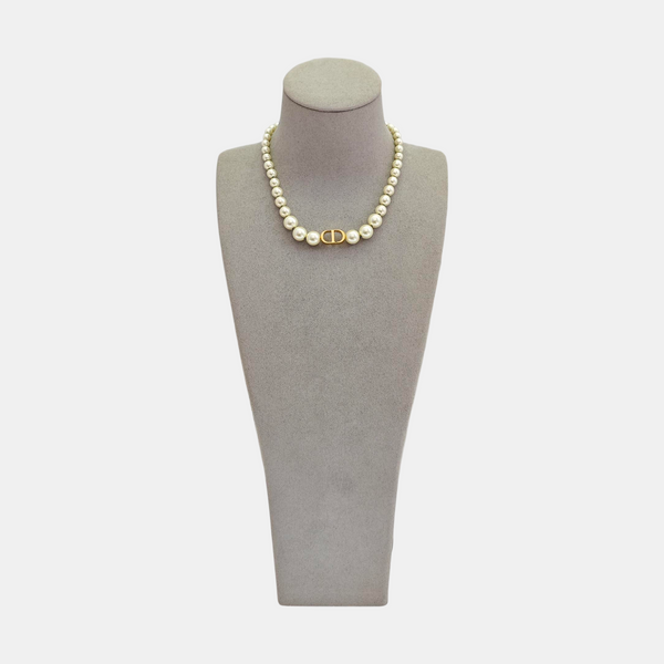 30 Montaigne Metal White Necklace