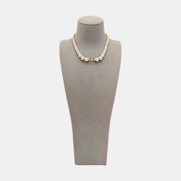 30 Montaigne Metal White Necklace