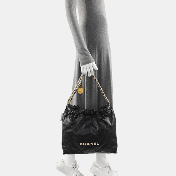 CHANEL 22 Medium Quilted Calfskin Black