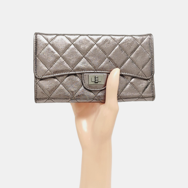 2.55 Cartera plateada de piel de becerro acolchada