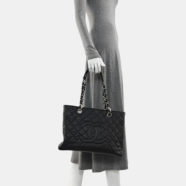 CHANEL GST Grande Piel de Becerro Granulada Acolchada Negra