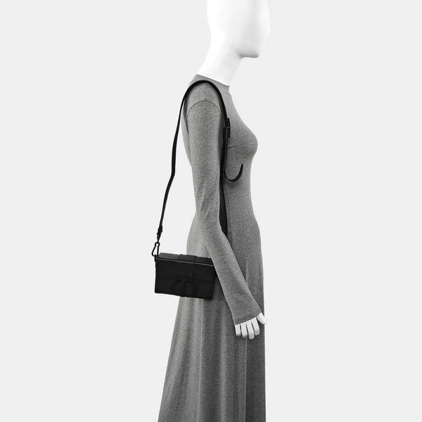 Authenticated pre-owned 30 Montaigne Calfskin Black - Shoulder Bag at Looply