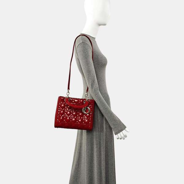 Bolso Lady Dior Mediano de Piel Patentada Acolchada Roja