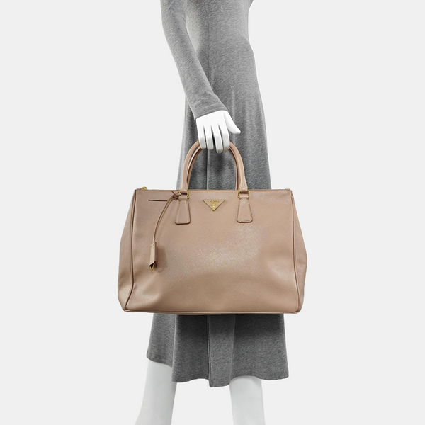 Authenticated pre-owned Galleria Extra Large Saffiano Calfskin Pink - Top Handle Bag at Looply