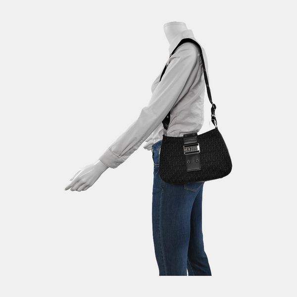 Street Chic Oblique Canvas Black