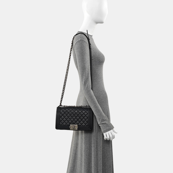 BOY CHANEL Piel de becerro acolchada negra