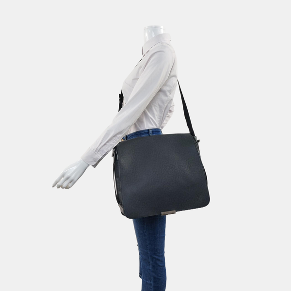 VIKTOR Calfskin Black
