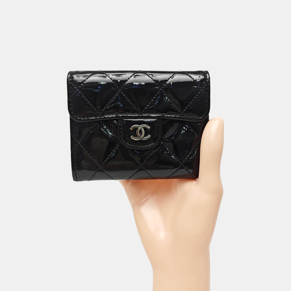 CLASSIC FLAP Quilted Patent Leather Black Card Holder