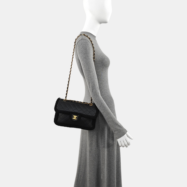 Authenticated pre-owned CLASSIC FLAP Quilted Sheepskin Black - Crossbody Bag at Looply