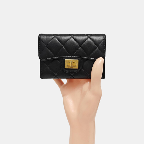 2.55 Cartera negra de piel de becerro acolchada