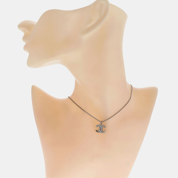 Collar de plata de metal
