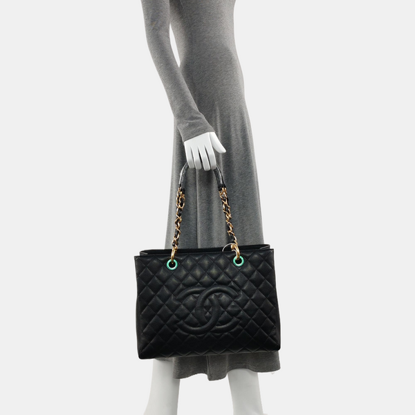 CHANEL GST Grande Piel de Becerro Granulada Acolchada Negra