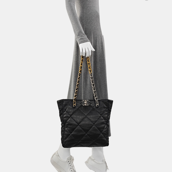 CHANEL 19 Piel de Cordero Acolchada Negra