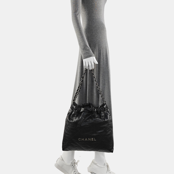 CHANEL 22 Medium Quilted Calfskin Black