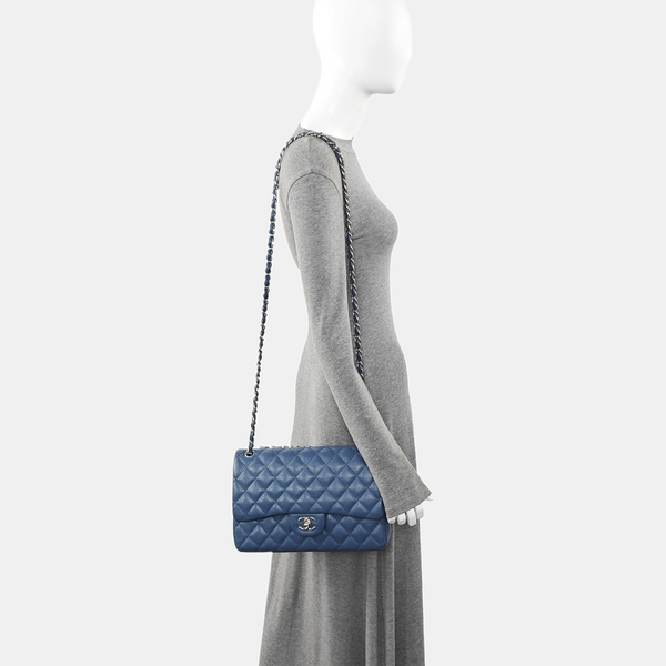 CLASSIC FLAP Jumbo Quilted Grained Calfskin Blue