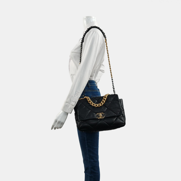 CHANEL 19 Grande Piel de Cordero Acolchada Negro