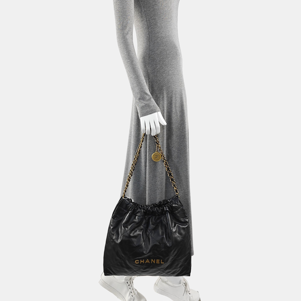 CHANEL 22 Medium Quilted Calfskin Black