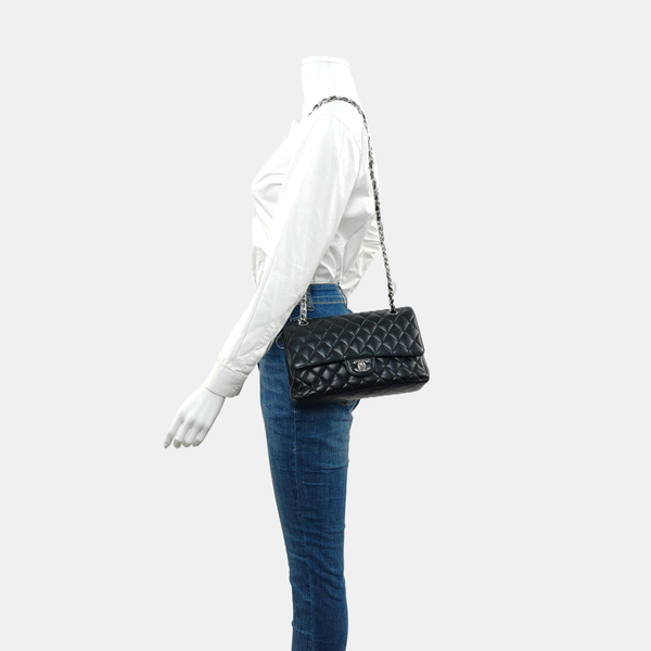 Authenticated pre-owned CLASSIC FLAP Medium Quilted Grained Calfskin Black - Crossbody Bag at Looply