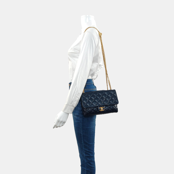 Authenticated pre-owned CLASSIC FLAP Quilted Lambskin Blue - Crossbody Bag at Looply