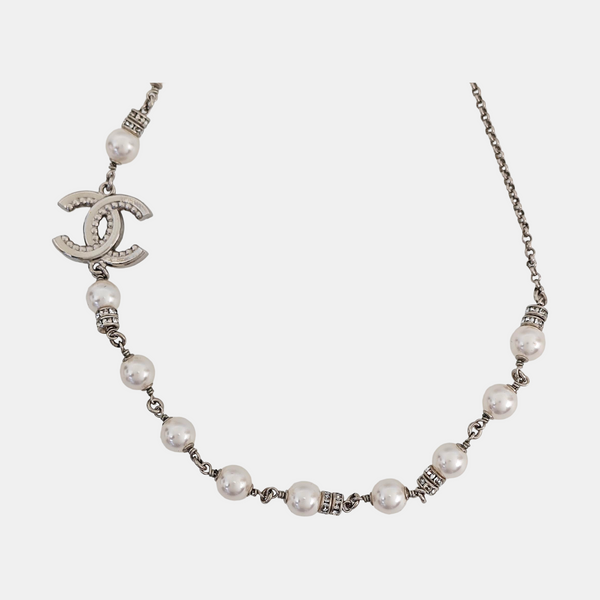 Collar de plata de metal