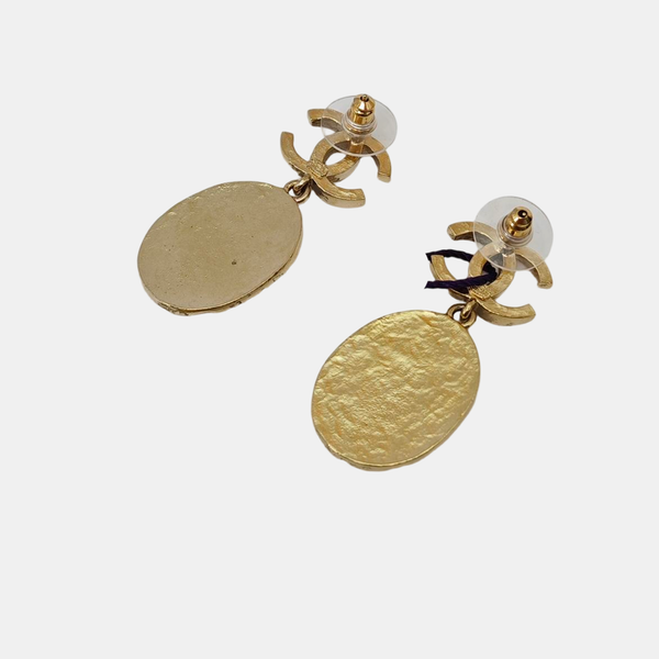 Pendientes con logo CC de metal dorado