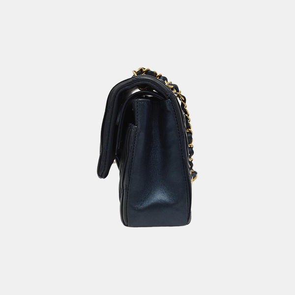 Authenticated pre-owned CLASSIC FLAP Medium Chevron, Quilted Lambskin Blue - Crossbody Bag at Looply