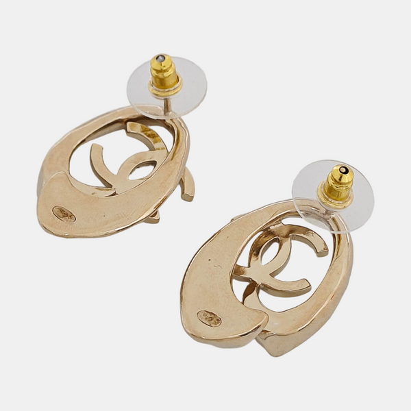 Aretes de oro metálicos