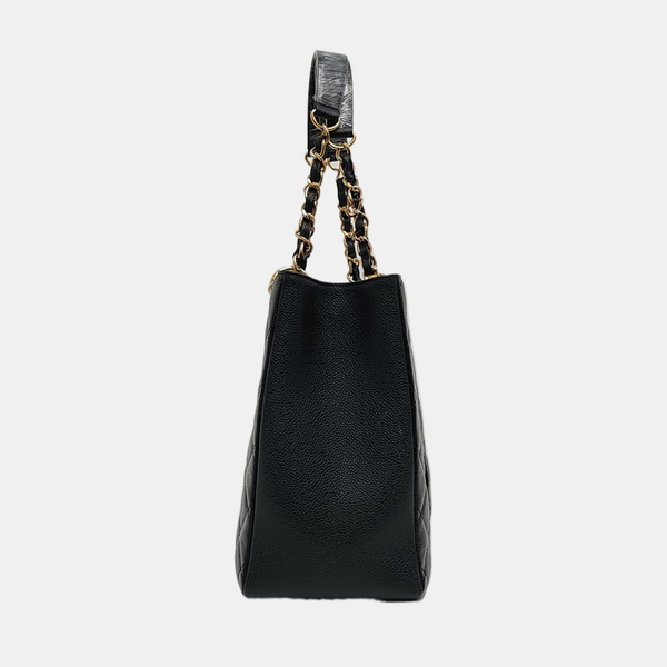 CHANEL GST Grande Piel de Becerro Granulada Acolchada Negra