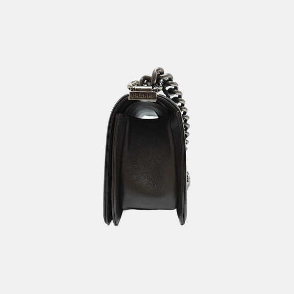 BOY CHANEL Chevron, Piel de becerro acolchada marrón