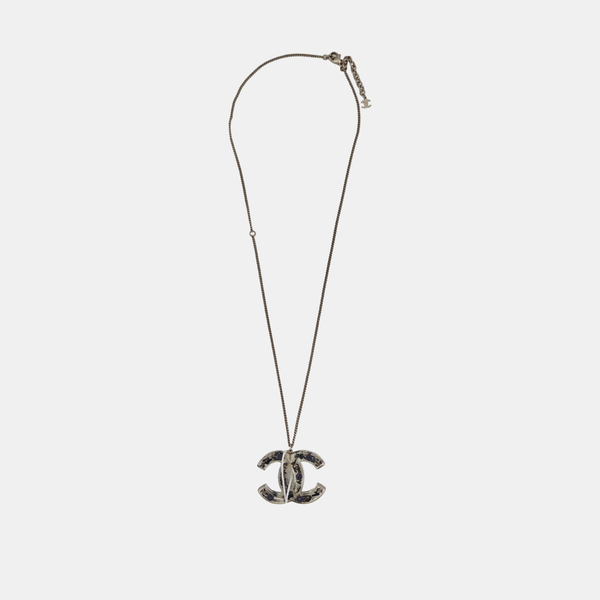 Collar de plata de metal