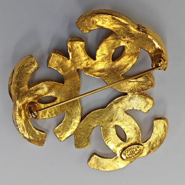 Broche de oro de metal
