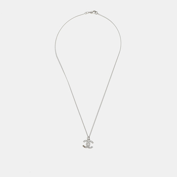 Collar de plata de metal