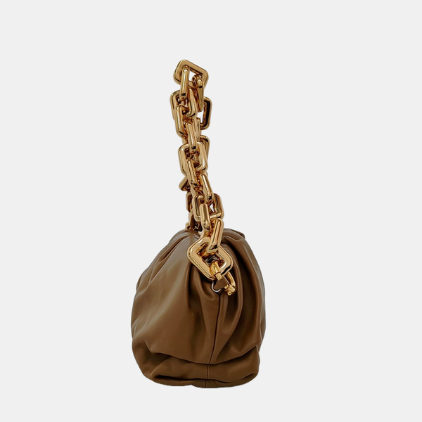 La funda de piel de becerro marrón