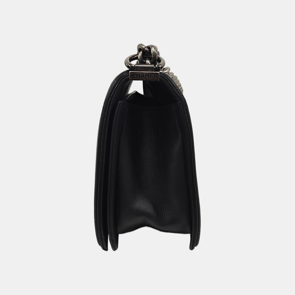 BOY CHANEL Piel de becerro acolchada negra