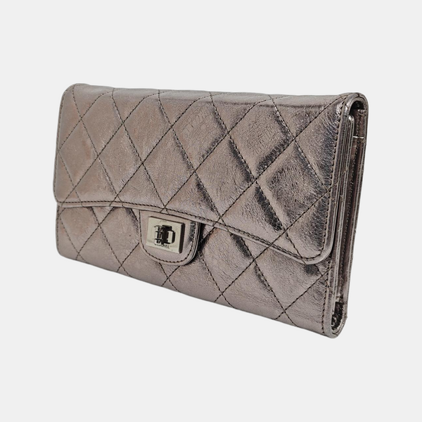 2.55 Cartera plateada de piel de becerro acolchada