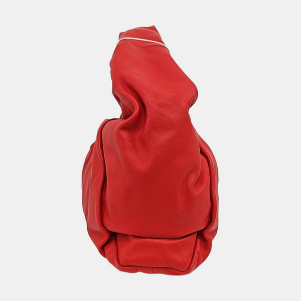El bolso de mano de piel de becerro rojo