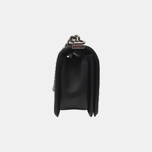 Authenticated pre-owned BOY CHANEL Chevron, Quilted Calfskin Black - Shoulder Bag at Looply