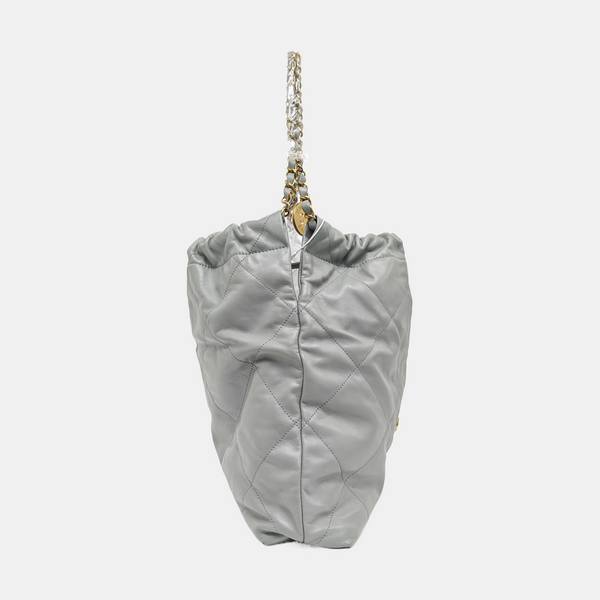 CHANEL 22 Medium Quilted Calfskin Green