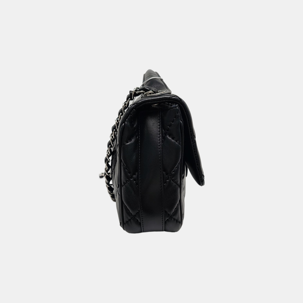 Authenticated pre-owned CLASSIC FLAP Quilted Lambskin Black - Crossbody Bag at Looply