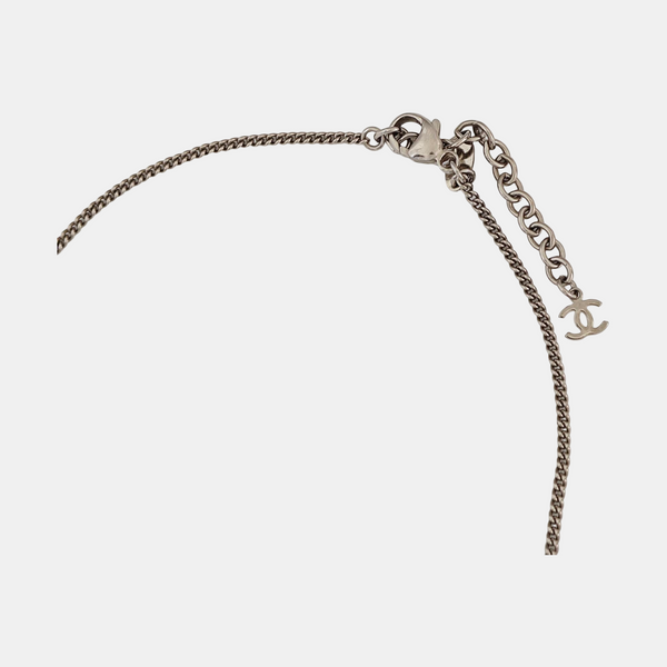 Collar de plata de metal