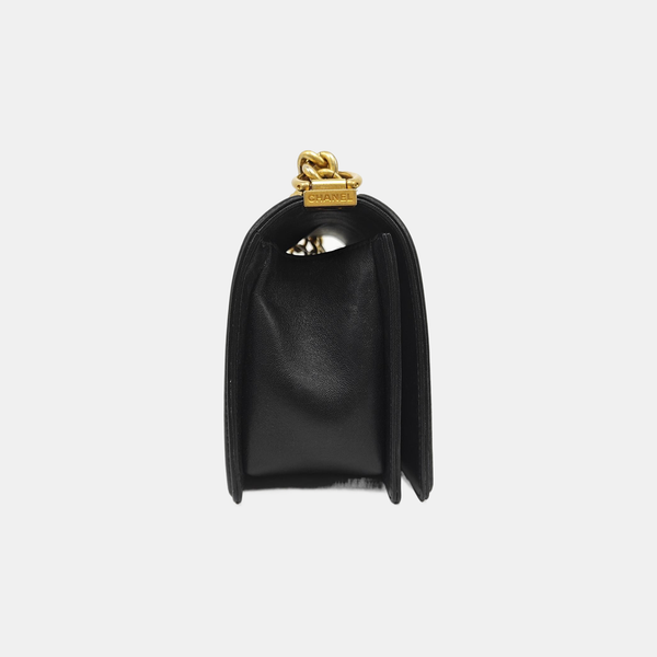 BOY CHANEL Medium Chevron, Quilted Lambskin Black