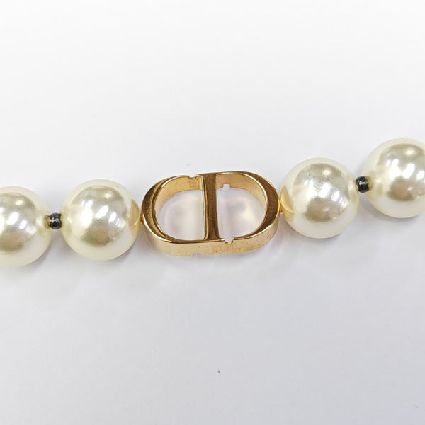 30 Montaigne Metal White Necklace