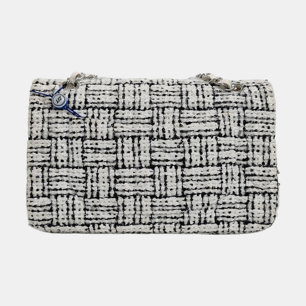 Authenticated pre-owned CLASSIC FLAP Medium Wool White - Shoulder Bag at Looply
