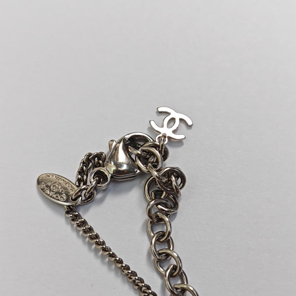 Collar de plata de metal